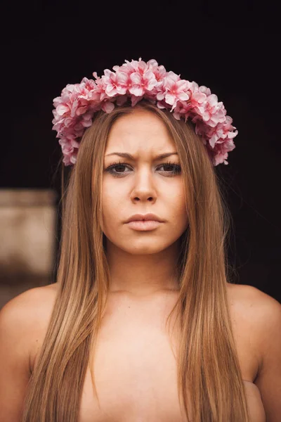 Blond tjej med blommig krans — Stockfoto