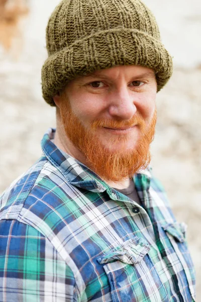 Uomo dai capelli rossi con cappello di lana — Foto Stock