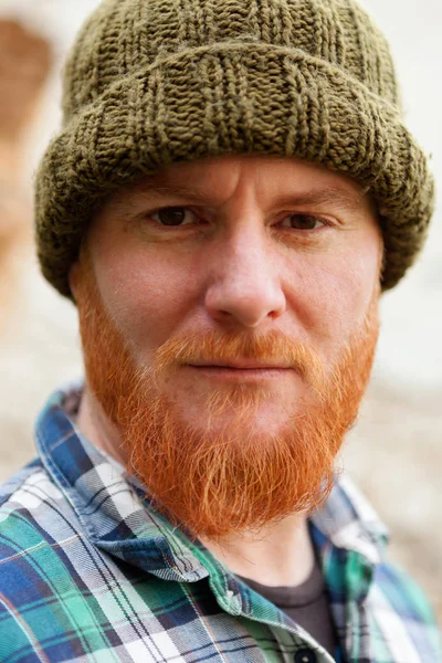 Homme aux cheveux rouges avec chapeau en laine — Photo