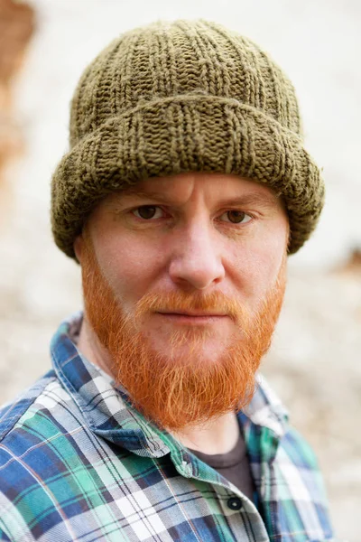 Homem ruivo com chapéu de lã — Fotografia de Stock