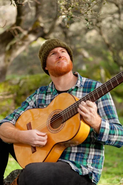 Pelirroja barbudo hombre con guitarra — Foto de Stock