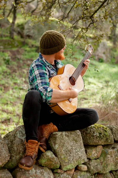 Redhead skäggig man med gitarr — Stockfoto