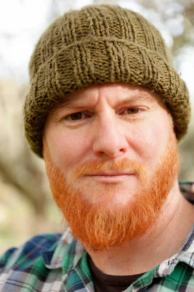 Homme aux cheveux rouges avec chapeau en laine — Photo