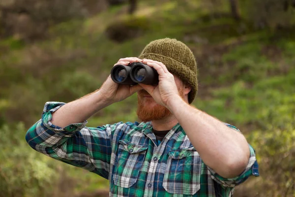 Hombre mirando a través de binocular —  Fotos de Stock