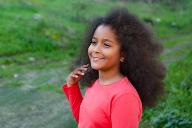 Uzun afro saçlı güzel kız