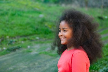 Uzun afro saçlı güzel kız