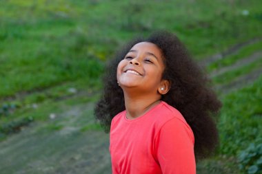 Uzun afro saçlı güzel kız
