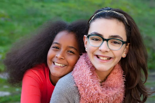 Due ragazze adolescenti felici — Foto Stock