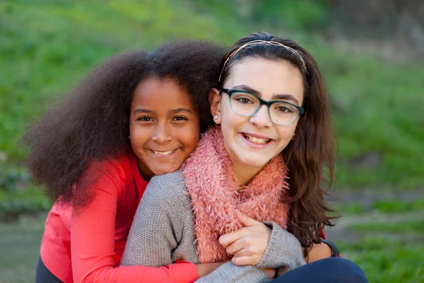 Twee gelukkige tiener meisjes — Stockfoto