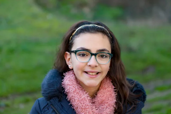 Lächelnde Teenie-Mädchen im Garten — Stockfoto