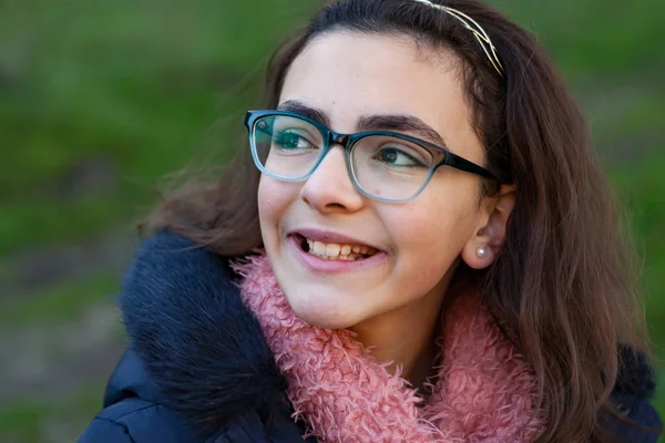 Smiling teen girl in garden — Stock Photo, Image