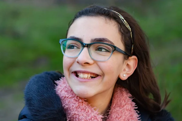 Sorrindo menina adolescente no jardim — Fotografia de Stock