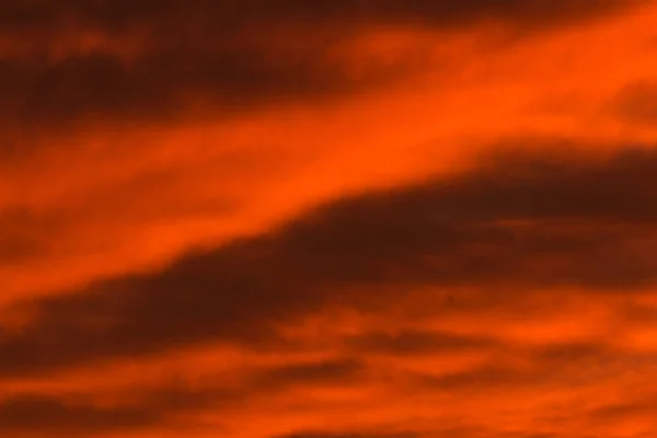 Cielo rojo idílico al atardecer — Foto de Stock