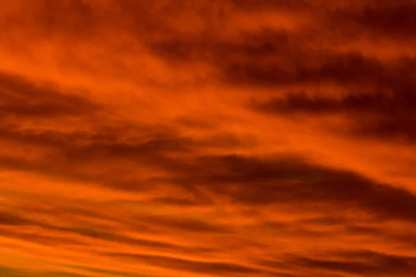 Cielo rojo idílico al atardecer —  Fotos de Stock