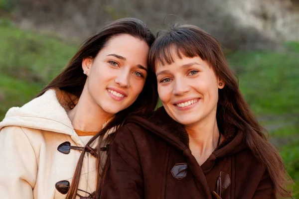 Giovani sorelle sul parco — Foto Stock