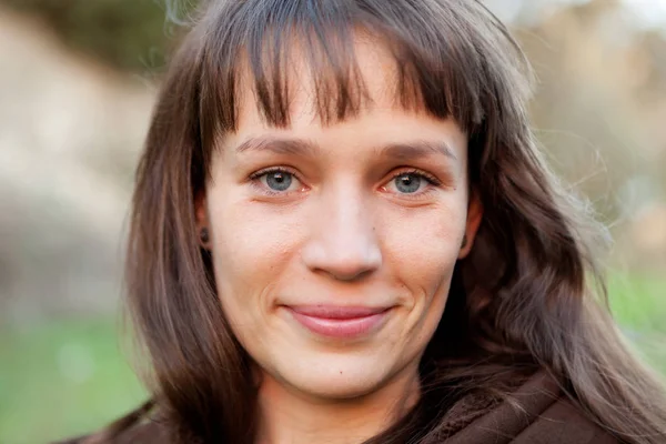 Brunette femme dans le parc — Photo