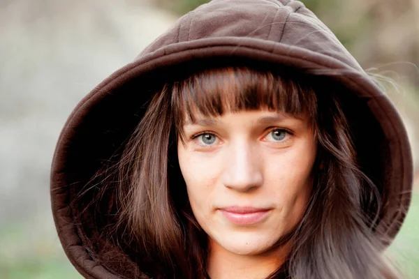 Brunette femme dans le parc — Photo