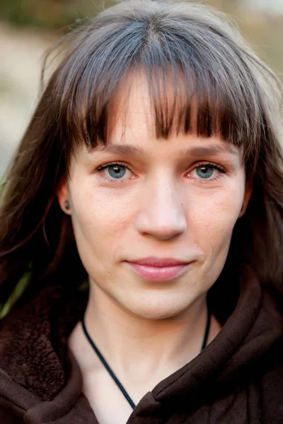 Brunette woman in park — Stock Photo, Image