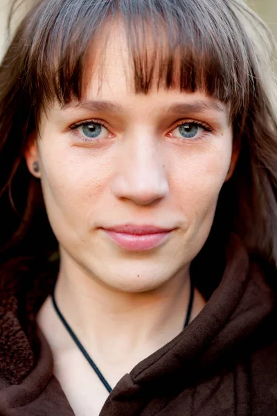 Brunette woman in park — Stock Photo, Image