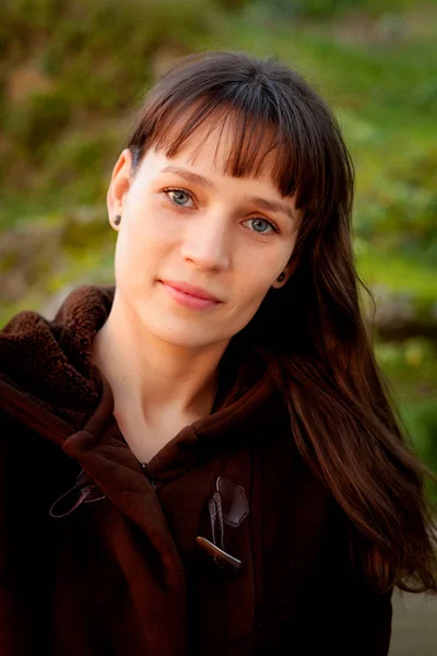 Brunette woman in park — Stock Photo, Image