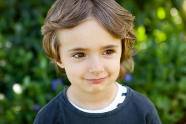 kıvırcık saçlı küçük çocuk