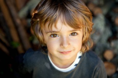 kıvırcık saçlı küçük çocuk