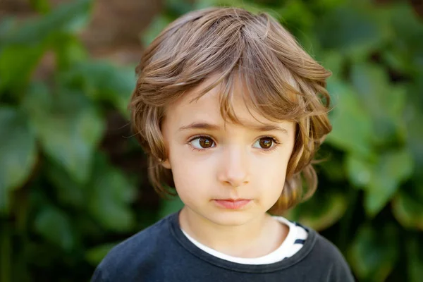 Маленька дитина з кучерявим волоссям — стокове фото