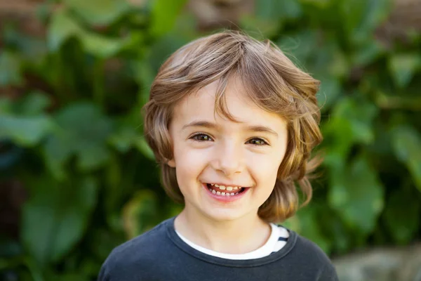 Criança pequena com cabelo encaracolado — Fotografia de Stock