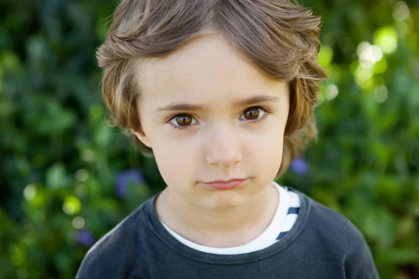 Criança pequena com cabelo encaracolado — Fotografia de Stock