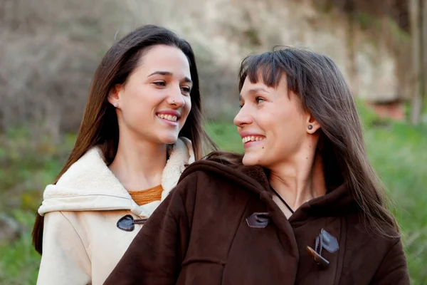 Hermanas jóvenes en el parque — Foto de Stock