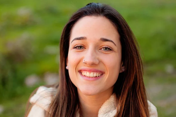 Chica joven en el parque — Foto de Stock