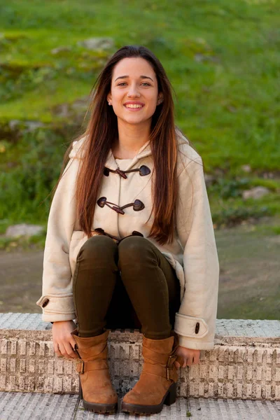 Chica joven en el parque — Foto de Stock