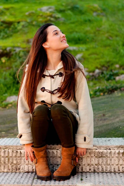 Giovane ragazza nel parco — Foto Stock