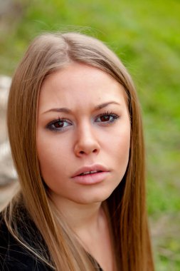 Güzel sarışın kız, uzun saçlı.