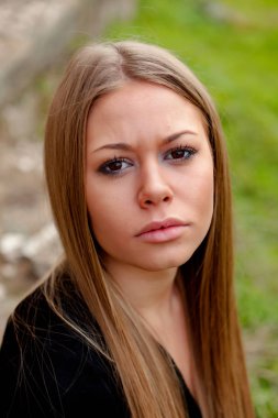 Güzel sarışın kız, uzun saçlı.