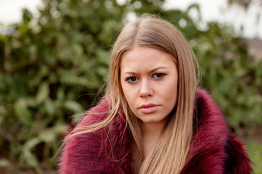 Kürk manto ile güzel sarışın kız 