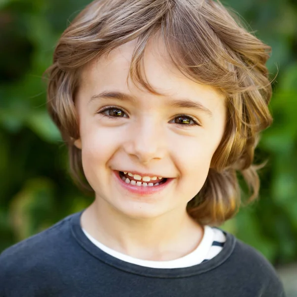 Niño con el pelo rizado — Foto de Stock