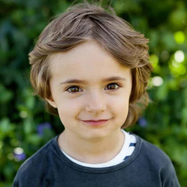 Ребенок с вьющимися волосами — стоковое фото
