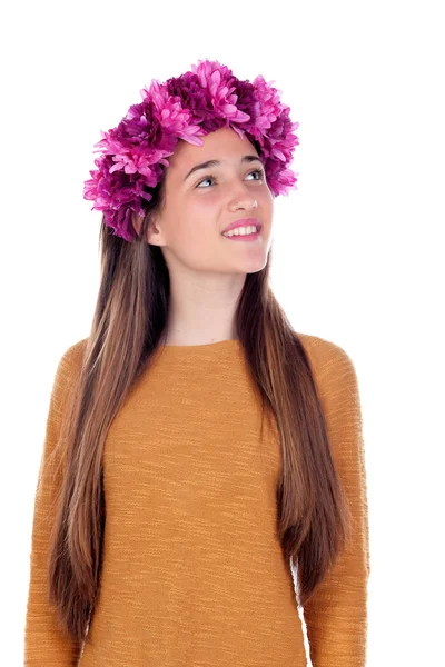 Dospívající dívka s fialový květinový věnec — Stock fotografie