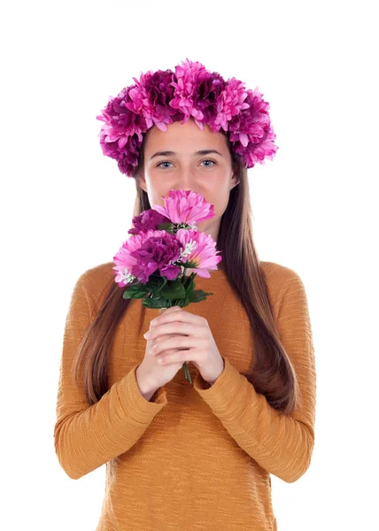 Genç kız mor çiçek çelenk ile — Stok fotoğraf