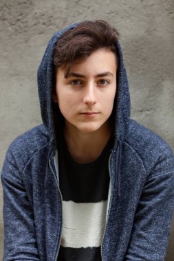 ciddi genç çocuk