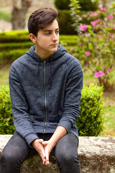 Adolescente ragazzo nel parco — Foto Stock
