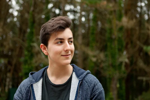 Adolescente menino no parque — Fotografia de Stock