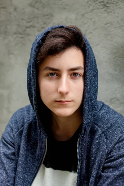 застенчивый мальчик. застенчивый ребенок. одиночество подростков. стеснительный подросток. молодые парни на природе.