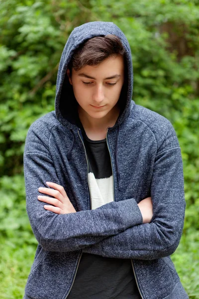 Adolescente menino no parque — Fotografia de Stock