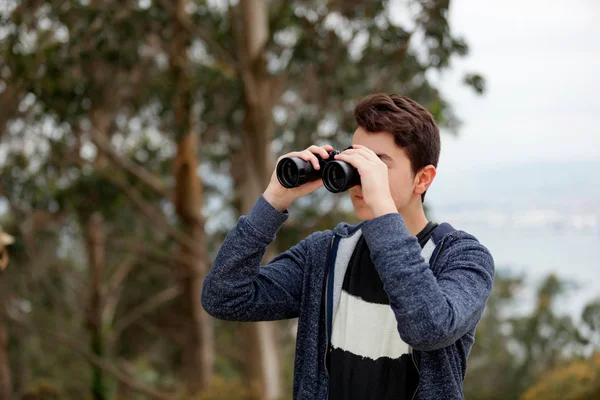 Ragazzo adolescente con binocolo — Foto Stock