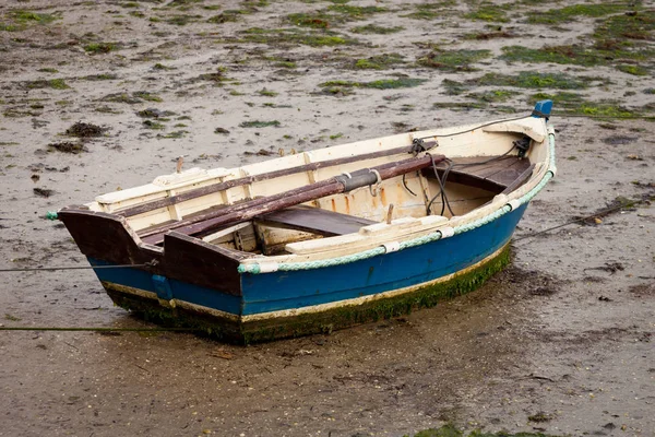 Kleines Boot an der Küste festgemacht — Stockfoto