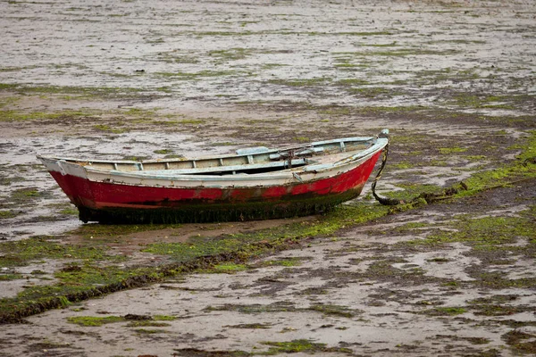 Pequeno barco ancorado na costa — Fotografia de Stock