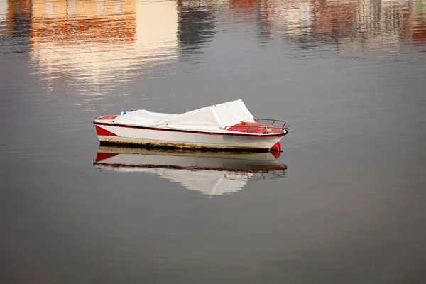 Liten båt förtöjd vid kusten — Stockfoto