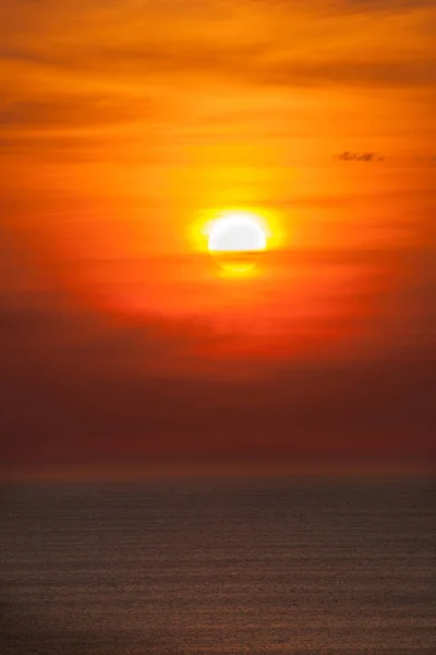 Оранжевый закат над морем — стоковое фото
